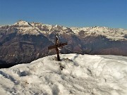54 Alla crocetta di vetta del Monte Aralalta (2006 m) con bella vista a sx sul Tre Signori